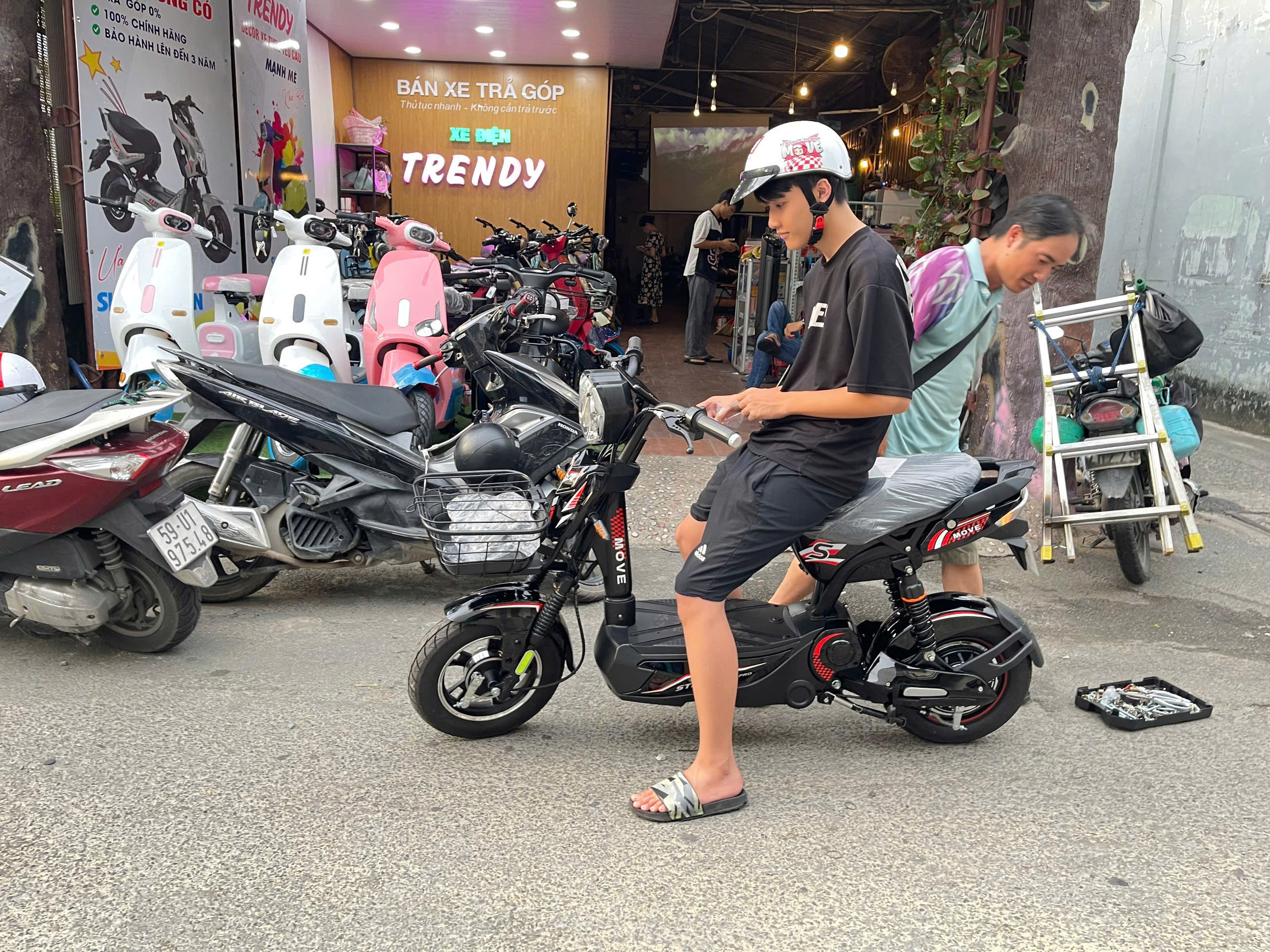 xe điện move stronger pro màu đen tem đỏ